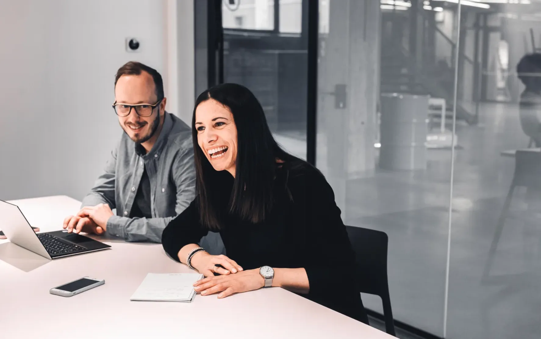 Zwei valantic Austria Mitarbeiter*innen, die zusammen in einem Meeting-Raum sitzen. Zwei valantic Austria Mitarbeiter*innen, die zusammen in einem Meeting-Raum sitzen.