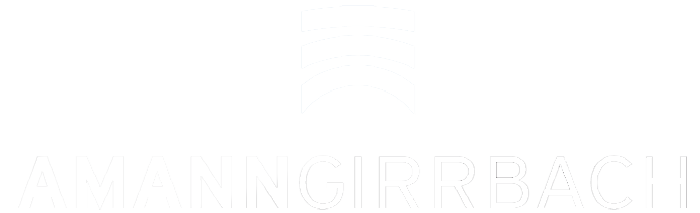 Weißer Text „AMANN GIRRBACH“ mit einem Logo aus drei geschwungenen Linien darüber auf transparentem Hintergrund.