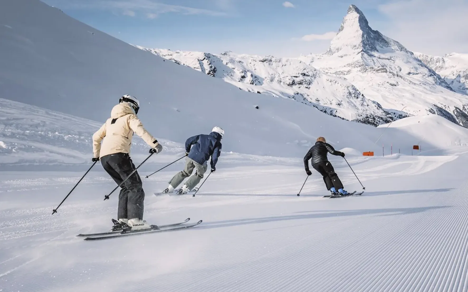 UX vom Feinsten für die Schweizer Ganzjahresdestination von valantic Austria Imagefoto von der Zermatt Bergbahnen AG; mehrere Skifahrer in den Bergen