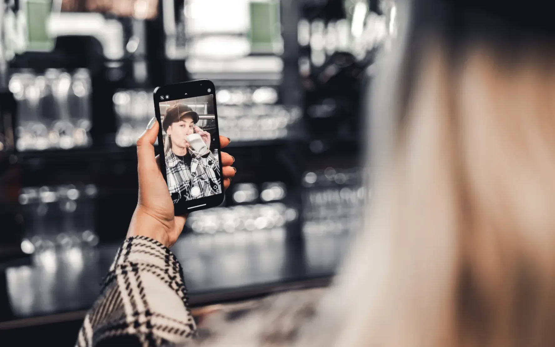 Influencerin, die ein Selfie beim Kaffeetrinken macht. Influencerin, die ein Selfie beim Kaffeetrinken macht.