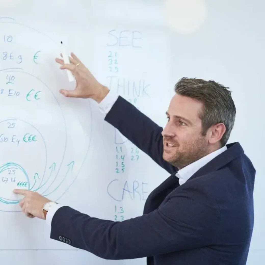 Strategie-close_DSF9866-min-1024x683 Een collega legt de marketingstrategie uit
