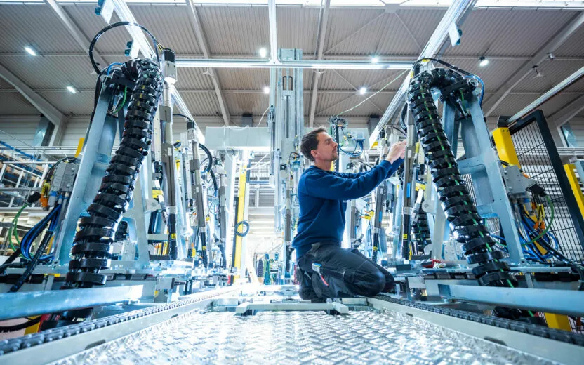 Caso de Sucesso SCHÜTZ migração SAP S/4HANA Imagem de um empregado de construção e montagem de uma fábrica SCHÜTZ, Caso de Sucesso SCHÜTZ migração SAP S/4HANA
