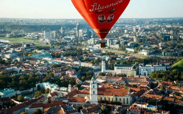 Balloon ride over the old town of Vilinius