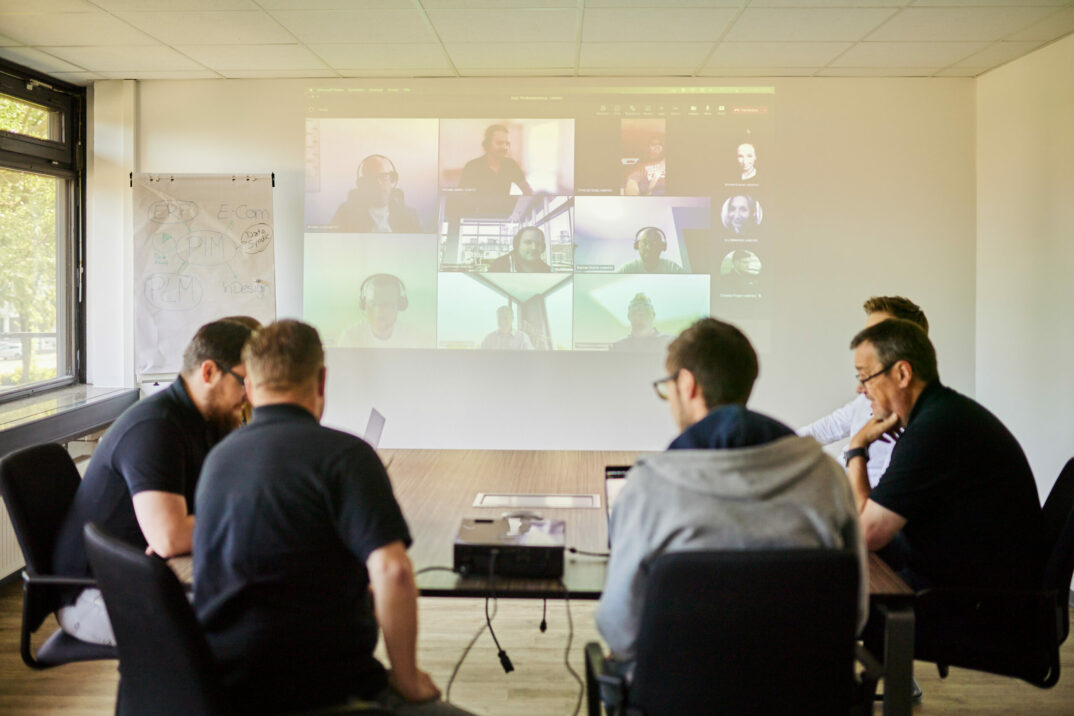 Valantic-CX_Siegen17917 A group of valantic employees during a meeting.