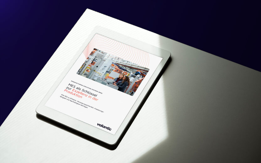Mockup Whitepaper MES Mockup Whitepaper MES, Tablet, das auf einem weißen Tisch liegt mit dem Cover des Whitepapers auf dem Display