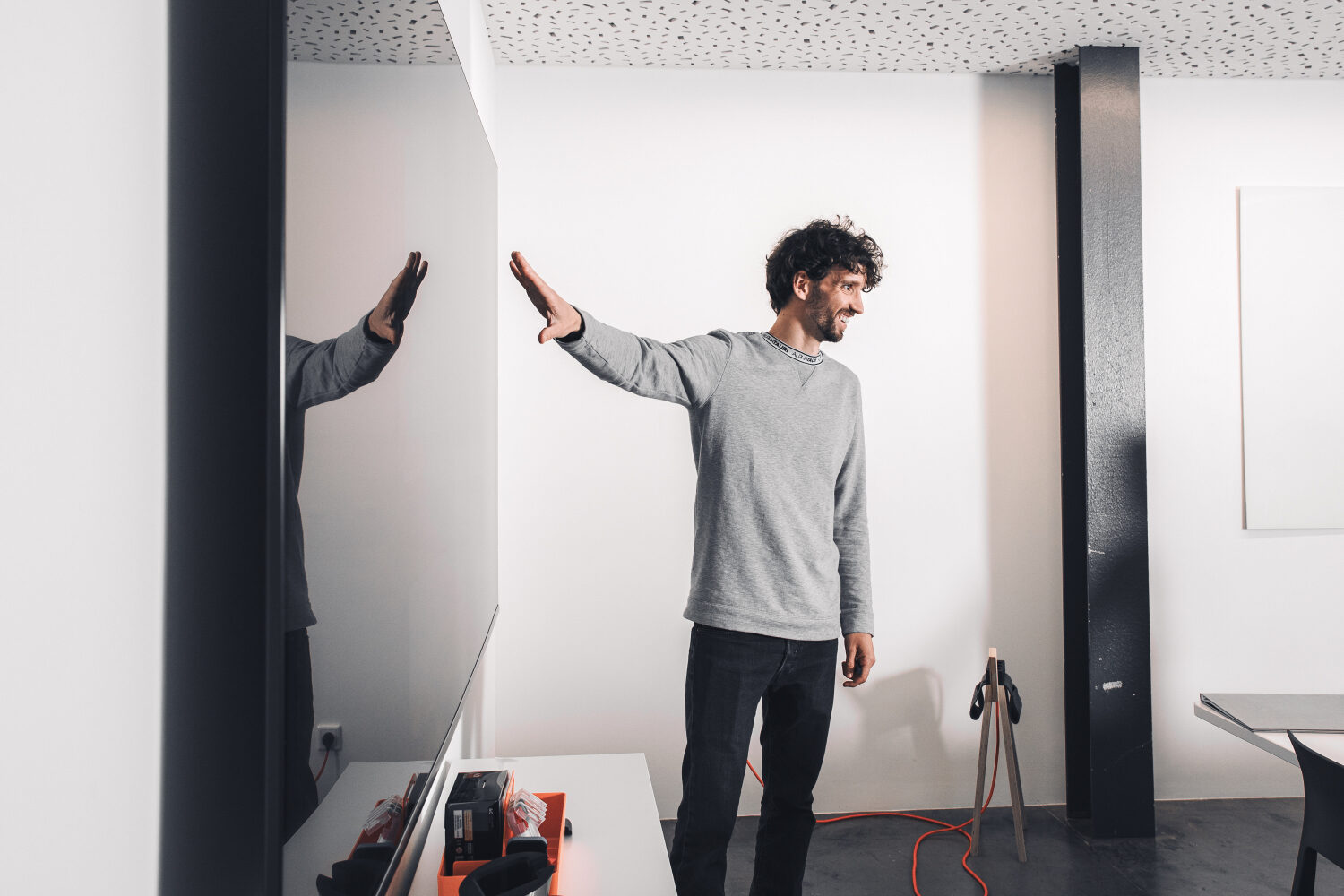 Ob User Experience Design, User Interface Design oder Style Guide Development: valantic Austria ist der richtige Ansprechpartner valantic Austria Mitarbeiter erklärt an einem großen Flachbildschirm das UX Design eines neuen Projektes.