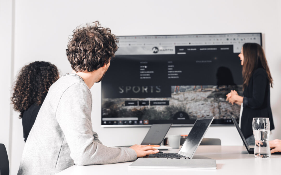 connecting people & ideas: valantic Austria Eine Mitarbeitern von valantic Austria präsentiert ein Projekt an einem großen Bildschirm.