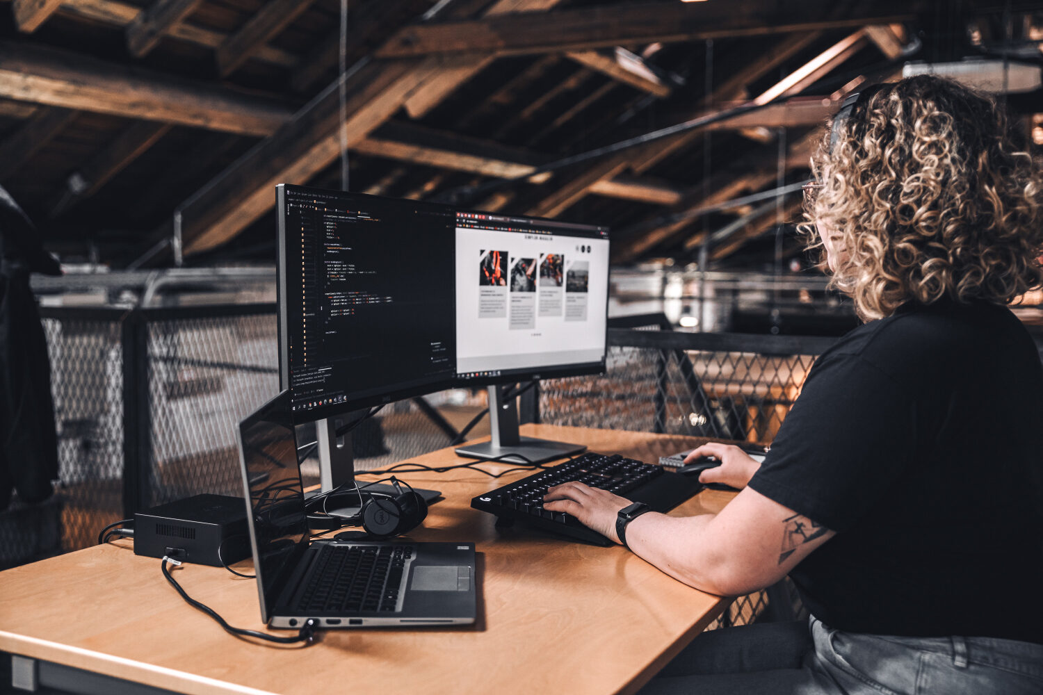 Development & Tech valantic Austria Junge Entwicklerin sitzt an ihrem Computer und arbeitet an einem Projekt.