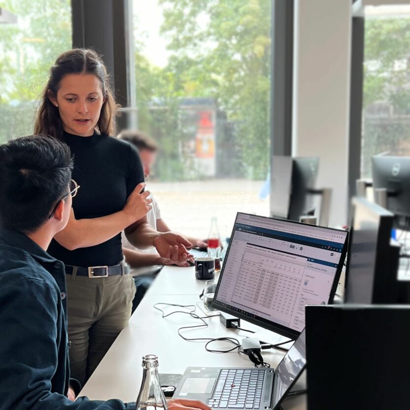 SAC Finanzplanung: internes Training des valantic SAC Teams Eine SAC Expertin gibt ihrem Team ein internes SAC Training. valantic Schulung SAP Analytics Cloud inhouse