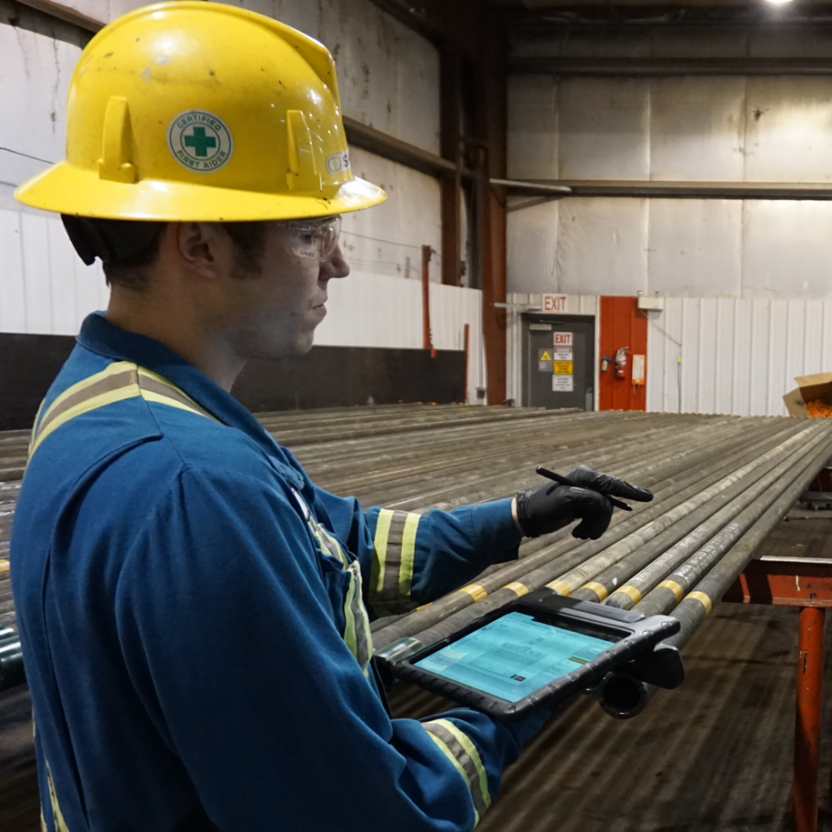 Shawcor Mitarbeiter arbeitet Shawcor Mitarbeiter arbeitet