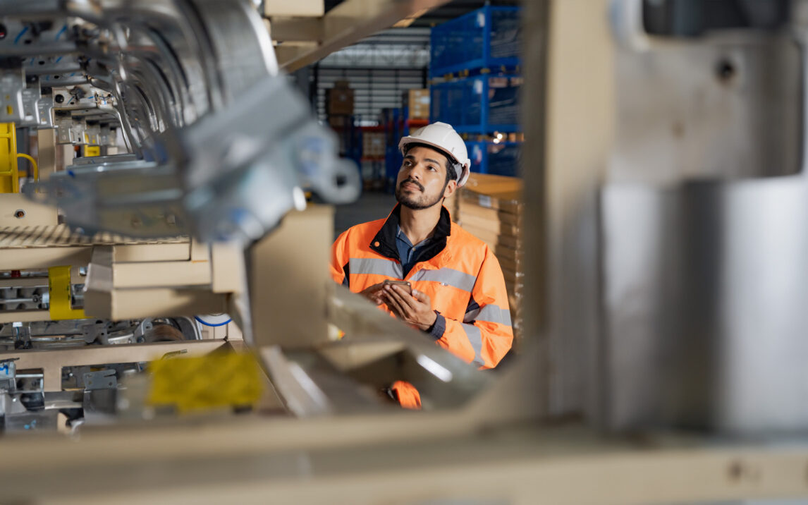 engineers-working-in-a-automated-manufacturing-1438543676 Ingenieur, automatisierte Fertigung mit Intercompany Prozessen