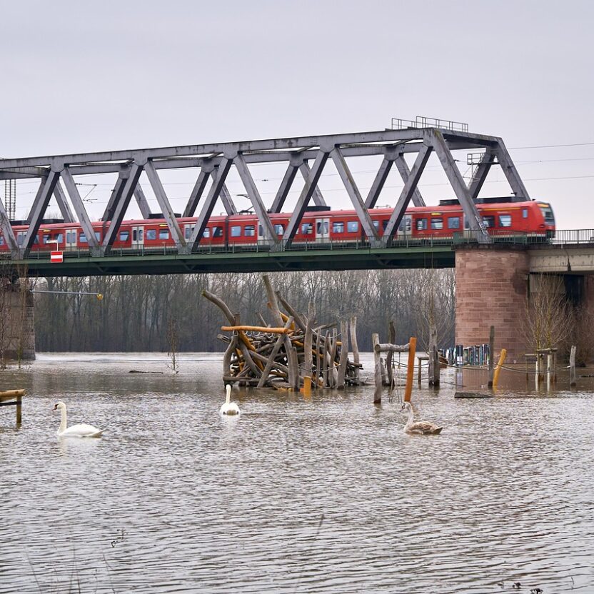brücke-fluss-zug zug-faehrt-ueber-eine-flussbruecke