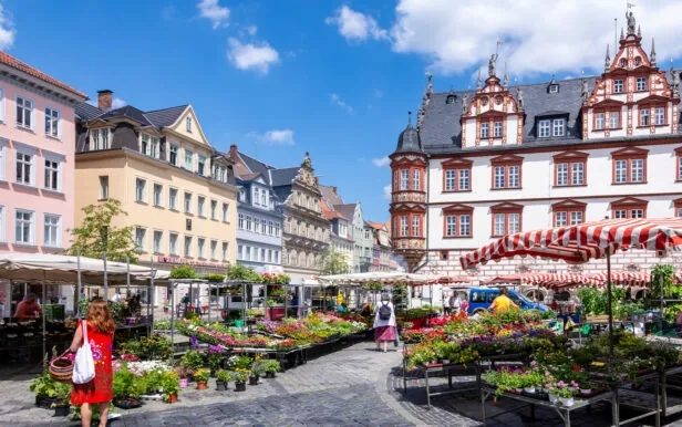 Stadtansicht Coburg, Standort der valantic Niederlassung Proc-IT, im Vordergrund Marktstände