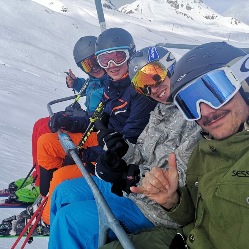 Bild von valantic MItarbeiter*innen im Skilift