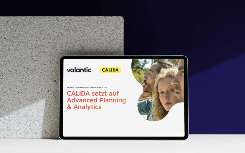 Blank screen digital tablet mockup on brown background Auf diesem Bild sehen Sie mehrere Menschen am Strand mit Kleidung von CALIDA | Success Story: Calida mit IBM Planning Analytics