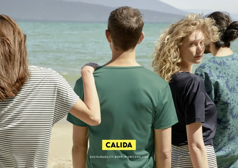 Success Story: Calida mit IBM Planning Analytics Auf diesem Bild sehen Sie mehrere Menschen am Strand mit Kleidung von CALIDA | Success Story: Calida mit IBM Planning Analytics