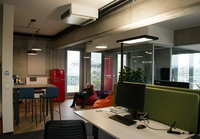 Photo from the valantic ERP Consulting office in Dresden with a view of the workplaces and lounge