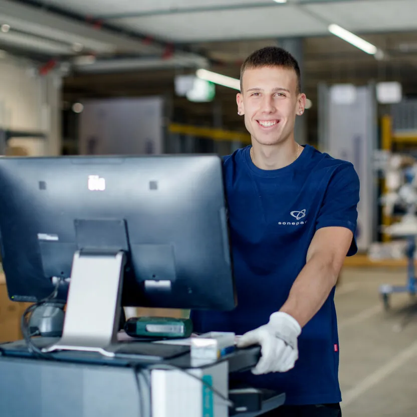 Bild von einem Sonapar Suisse Mitarbeiter vor einem Computer, valantic Referenz: B2b-Spryker-Shop für Sonepar Suisse