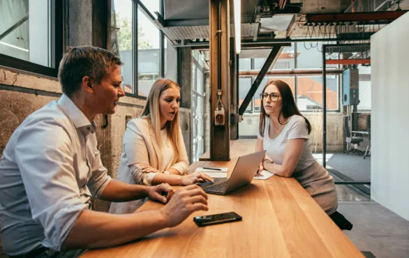 Bild mit 3 Personen am Laptop, 360° Customer Experience Consulting, Valantic CX