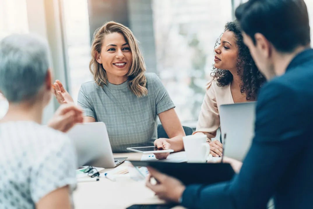 Strategische Beratung und Digitalisierungslösungen für die Versicherungsbranche Bild von drei Frauen und einem Mann in einer Beratungssituation | Strategische Beratung und Digitalisierungslösungen für die Versicherungsbranche