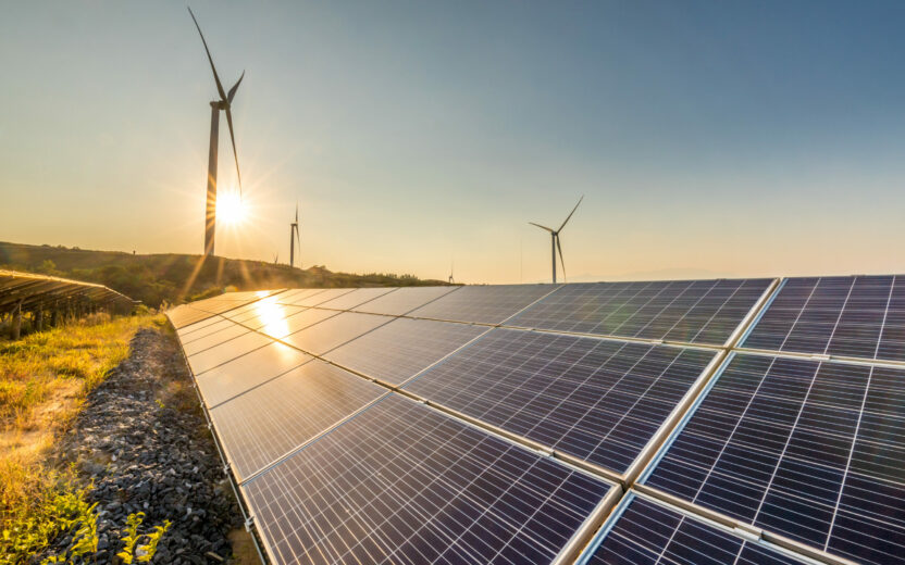 valantic Smart Industries & Industrie 4.0 Bild von einer Solaranlage und Windrädern im Hintergrund; valantic Smart Industries & Industrie 4.0