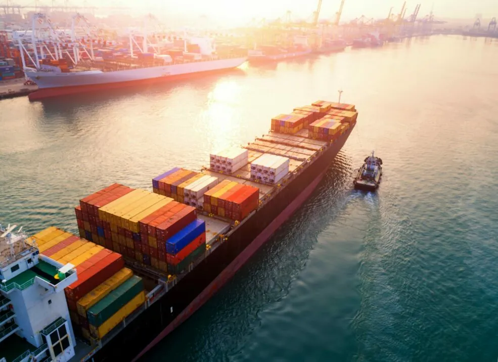 valantic Smart Industries & Industrie 4.0 Bild eines Containerschiffes, das in einen Industriehafen einläuft; valantic Smart Industries & Industrie 4.0