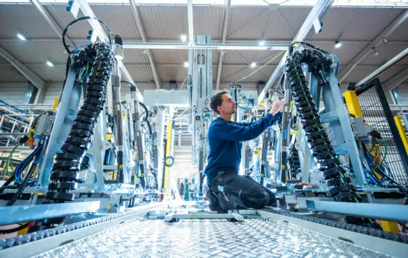 Bild von einem SCHÜTZ Anlagenbau- und Montagemitarbeiter | Success Story SCHÜTZ SAP S/4HANA Migration