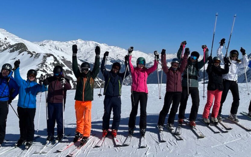 Picture of valantic employees skiing in the mountains, valantic Management Consulting GmbH