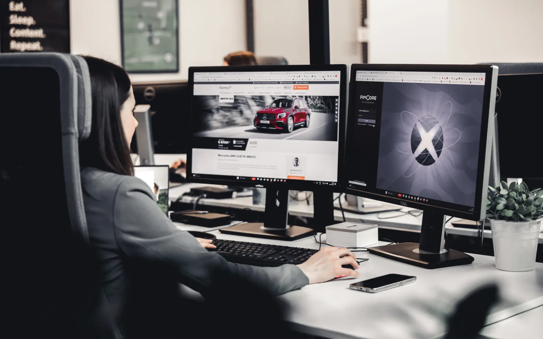 Junge valantic Austria Mitarbeiterin im Bereich Content Management, die mit der Pimcore Plattform arbeitet. Junge valantic Austria Mitarbeiterin im Bereich Content Management, die mit der Pimcore Plattform arbeitet.